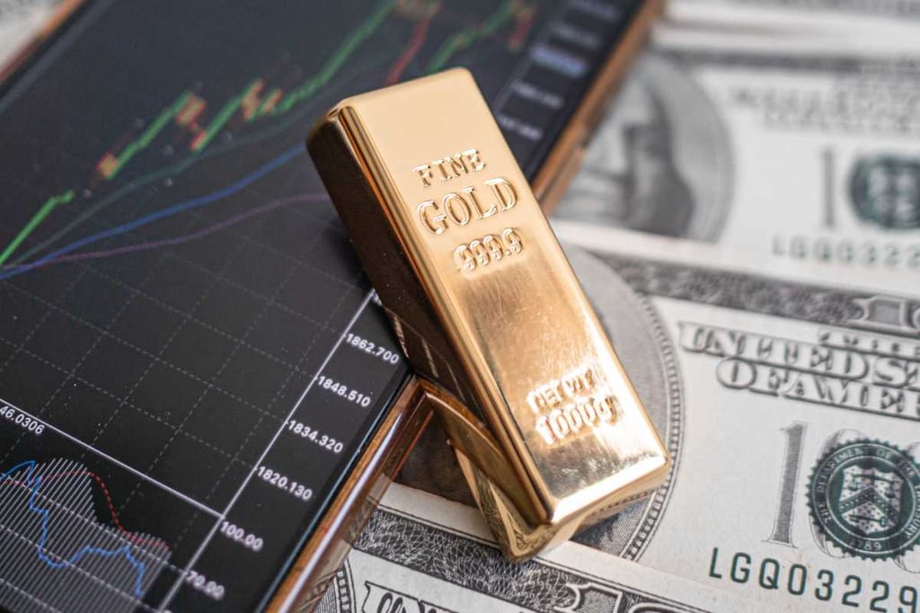 الدولار المرتفع يقلل من جاذبية الذهب ويضعف سعره