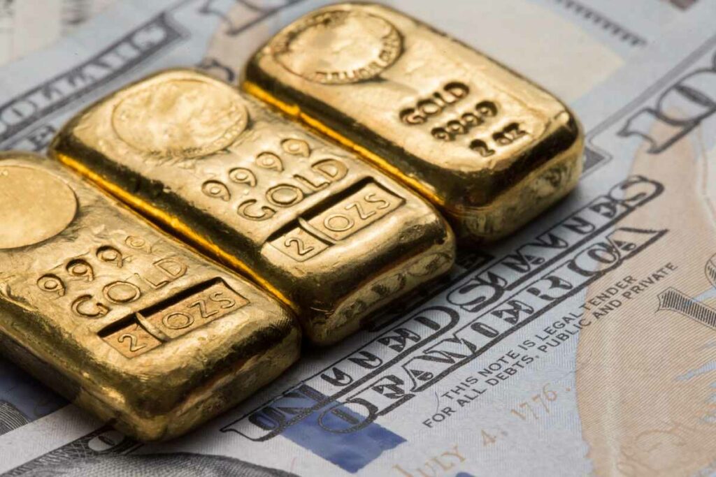 Gold prices dip as U.S. dollar and Treasury yields rise
